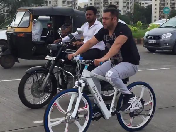 சைக்கிள் மற்றும் ஆட்டோவில் பயணித்த சல்மான் கான்..!! சைக்கிள் மற்றும் ஆட்டோவில் பயணித்த சல்மான் கான்..!!