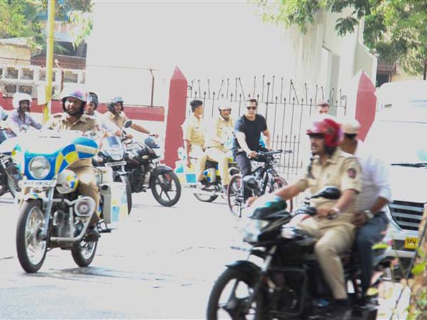 சைக்கிள் மற்றும் ஆட்டோவில் பயணித்த சல்மான் கான்..!! சைக்கிள் மற்றும் ஆட்டோவில் பயணித்த சல்மான் கான்..!!