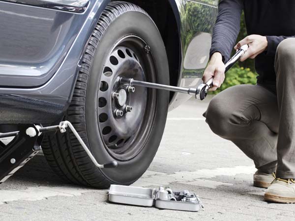 பஞ்சரான சக்கரத்தை மாற்றுவது...