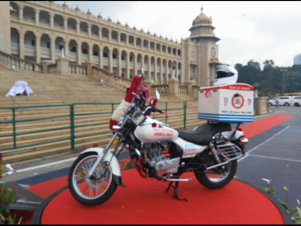 பைக் மெக்கானிக் தயாரித்த இரு சக்கர வாகன ஆம்புலன்ஸ்..!!