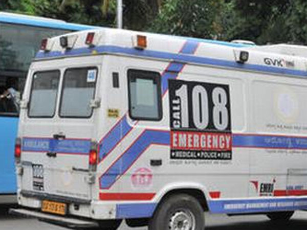 பைக் மெக்கானிக் தயாரித்த இரு சக்கர வாகன ஆம்புலன்ஸ்..!!