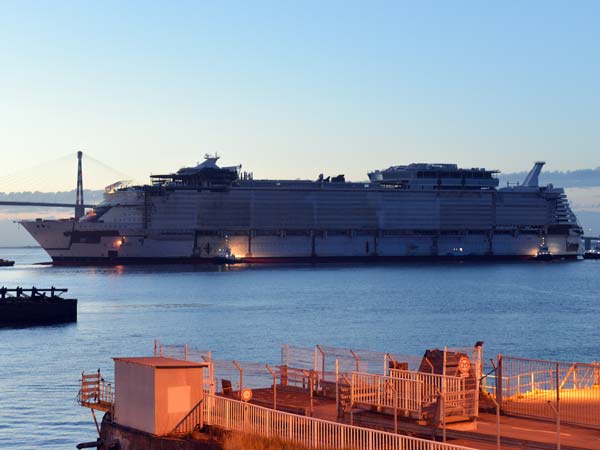  சிம்பொனி ஆஃப் தி சீஸ்... உலகின் மிகவும் பிரம்மாண்டமான சொகுசு கப்பல்!