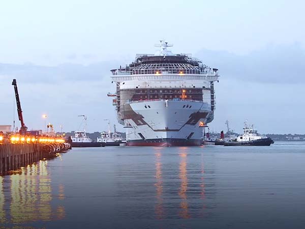  சிம்பொனி ஆஃப் தி சீஸ்... உலகின் மிகவும் பிரம்மாண்டமான சொகுசு கப்பல்!