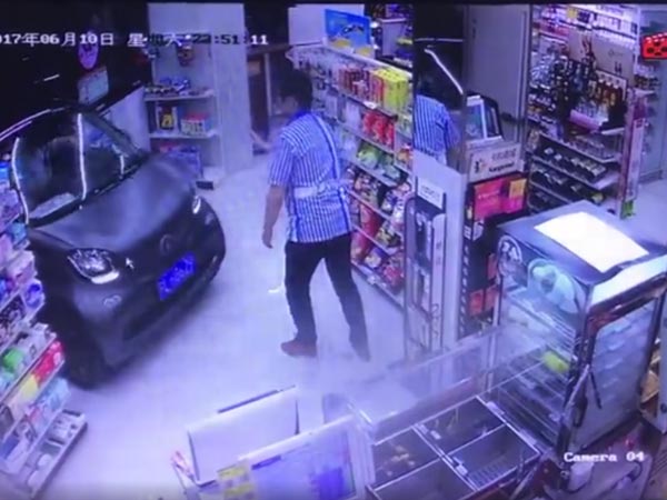 கடைக்கு உள்ளேயே காரை ஓட்டிச் சென்ற விசித்திர நபர்..!!