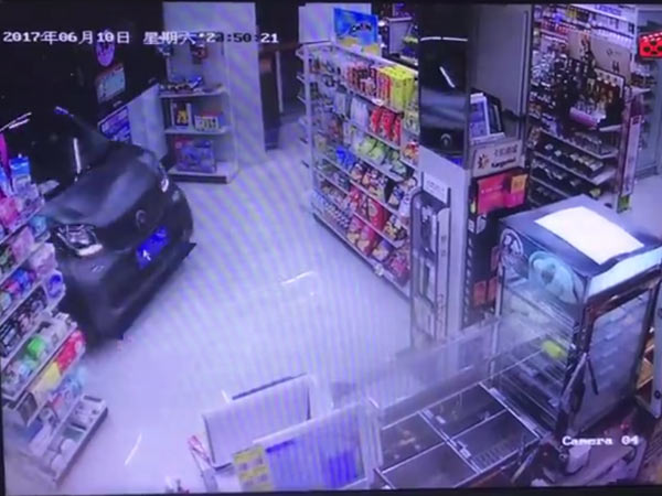 கடைக்கு உள்ளேயே காரை ஓட்டிச் சென்ற விசித்திர நபர்..!!