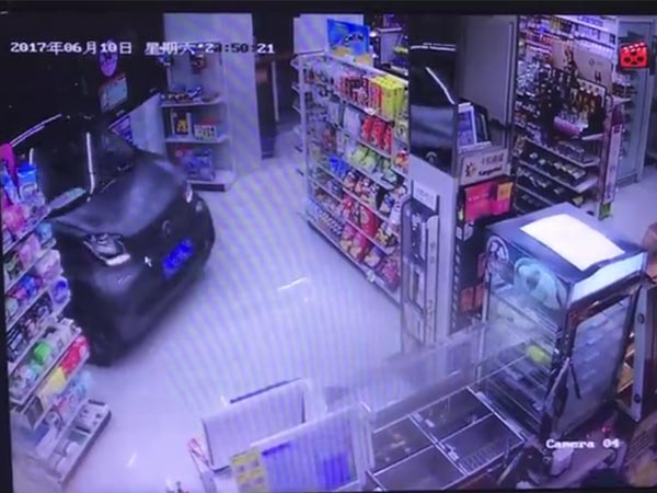 கடைக்கு உள்ளேயே காரை ஓட்டிச் சென்ற விசித்திர நபர்..!!