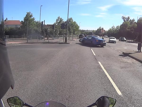 பழுதான சிக்னலால் ஏற்பட்ட விபத்து கற்றுத்தந்த பாடம்..!!