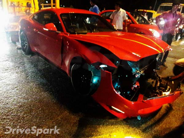 விபத்தில் சிக்கிய புத்தம் புது ஃபோர்டு மஸ்டாங் கார்!