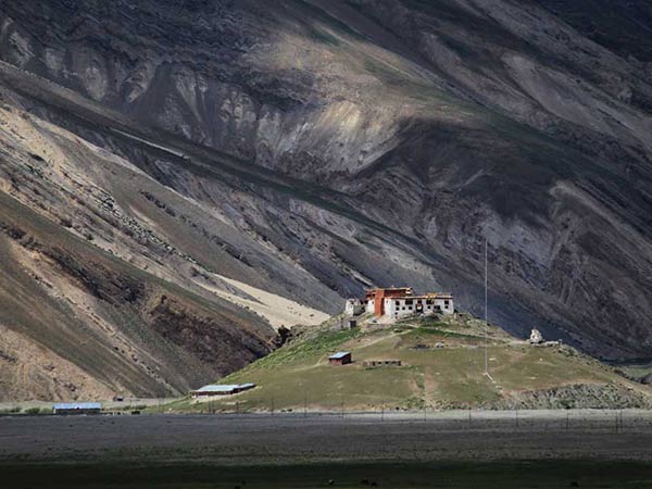 காஷ்மீரின் லே பகுதிக்கு மோட்டார்சைக்கிள்களில் செல்ல திட்டமா?