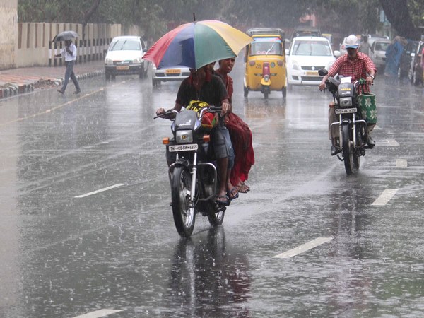 பளிச் வண்ண உடைகளை அணியுங்கள்