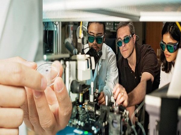 இனி ஒயரின்றி பேட்டரிகளை சார்ஜ் செய்யலாம்..!!