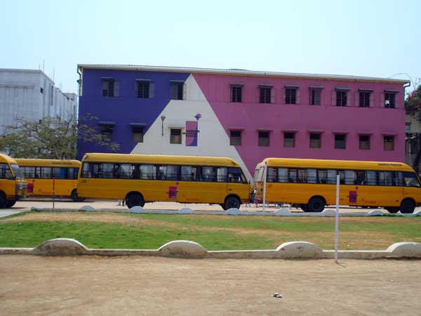 பள்ளி பேருந்து வந்தபின்