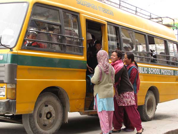 பள்ளி பேருந்து பயணம்: குழந்தைகள் பாதுகாப்புக்கான டிப்ஸ்..!!