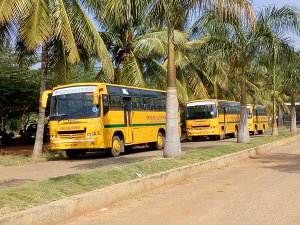 பேருந்து பயணத்தின் போது