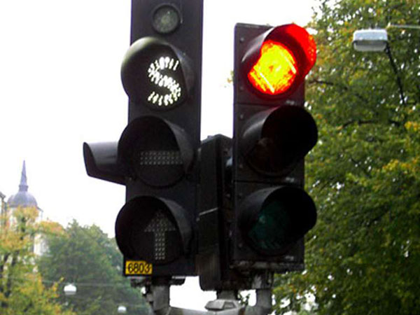 9. மஞ்சள் விளக்கில் வேகமெடுப்பது