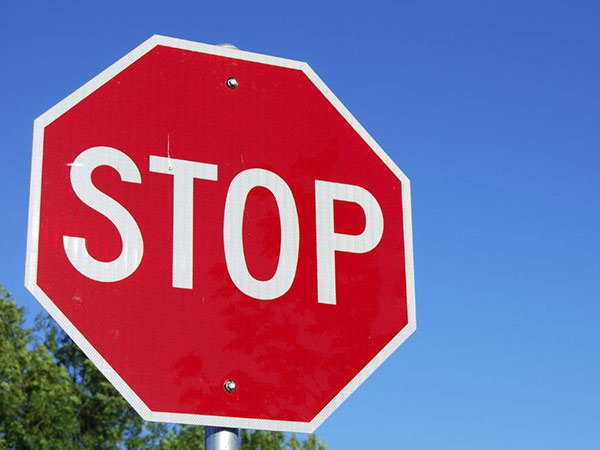 8. சாலைக்குறியீடுகளை மதிக்காமல் செல்வது