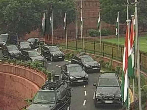 ஓவர்நைட்டில் இந்தியாவின் ஹீரோவான போக்குவரத்து காவலர்..!!