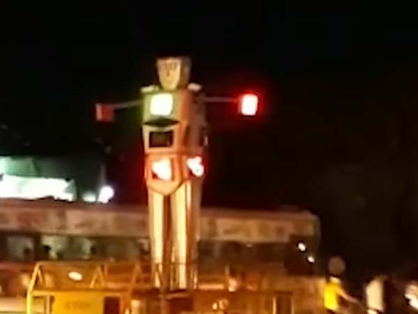 இந்தியாவின் முதல் டிராஃபிக் போலீஸ் ரோபோ..!!