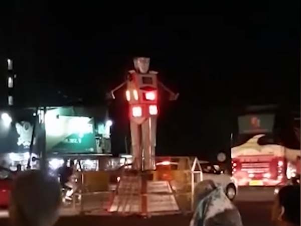 இந்தியாவின் முதல் டிராஃபிக் போலீஸ் ரோபோ..!!