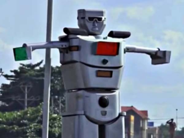 இந்தியாவின் முதல் டிராஃபிக் போலீஸ் ரோபோ..!!