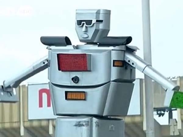 இந்தியாவின் முதல் டிராஃபிக் போலீஸ் ரோபோ..!!