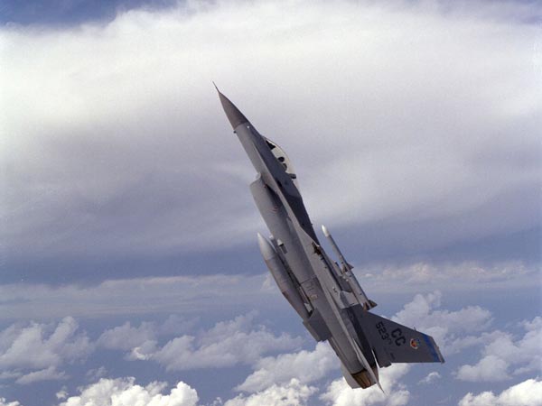  மார்க்கெட் இழந்த லாக்ஹீட் எஃப்-16 போர் விமானங்கள் இந்தியா தலையில் கட்டப்படுகிறதா?