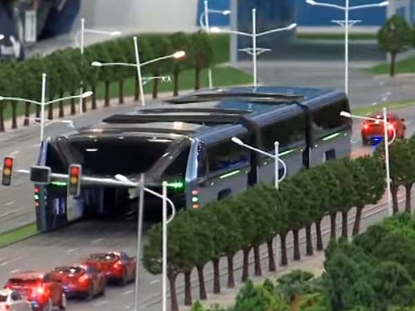 மண்ணைக் கவ்விய சீனவின் ‘டிராம் பஸ்’ போக்குவரத்து..!!