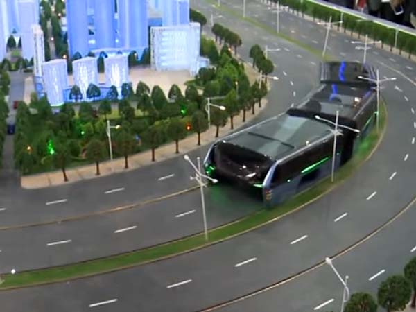 மண்ணைக் கவ்விய சீனவின் ‘டிராம் பஸ்’ போக்குவரத்து..!!