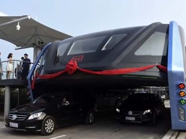 மண்ணைக் கவ்விய சீனவின் ‘டிராம் பஸ்’ போக்குவரத்து..!!