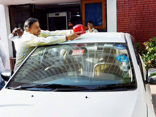 புருவத்தை உயர்த்திய ஃபேன்ஸி வாகனப் பதிவு எண் விலை..!!