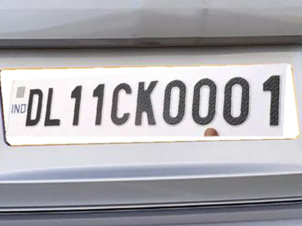 புருவத்தை உயர்த்திய ஃபேன்ஸி வாகனப் பதிவு எண் விலை..!!