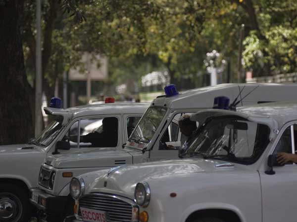 புருவத்தை உயர்த்திய ஃபேன்ஸி வாகனப் பதிவு எண் விலை..!!