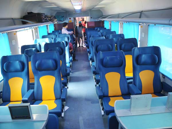 தேஜஸ் ரயிலை பின்பற்றி நவீனமயமாகும் ராஜ்தானி & சதாப்தி..!!