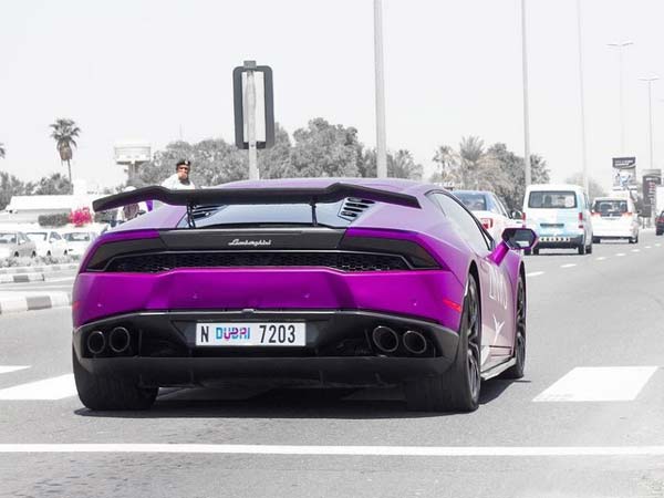 லம்போர்கினி சூப்பர் காரை அசால்ட்டாக ஓட்டும் இளம் பெண்..!!