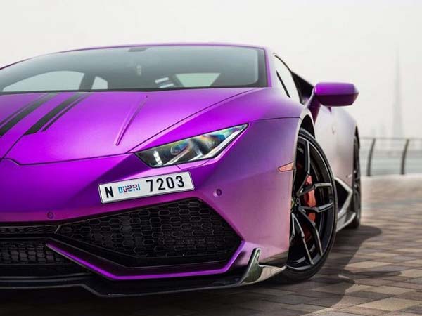 லம்போர்கினி சூப்பர் காரை அசால்ட்டாக ஓட்டும் இளம் பெண்..!!