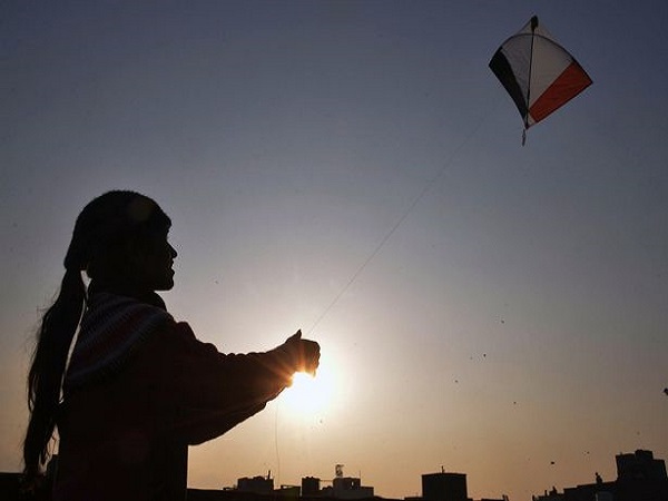 மகனுடன் பொறுப்பில்லாமல் கார் ஓட்டும் ஷாருக்கான்..!!