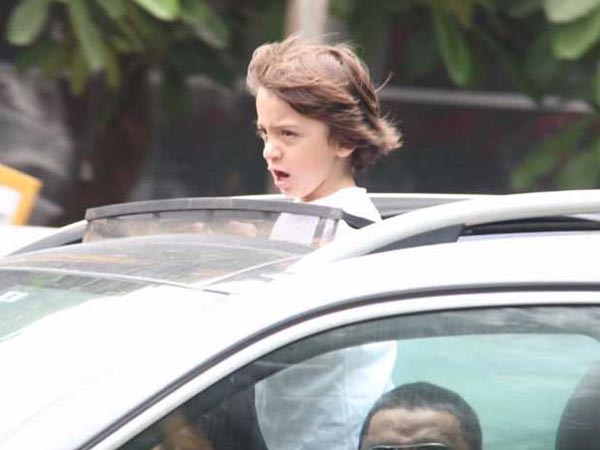 மகனுடன் பொறுப்பில்லாமல் கார் ஓட்டும் ஷாருக்கான்..!!