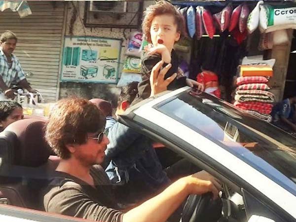 மகனுடன் பொறுப்பில்லாமல் கார் ஓட்டும் ஷாருக்கான்..!!