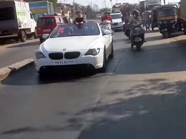 மகனுடன் பொறுப்பில்லாமல் கார் ஓட்டும் ஷாருக்கான்..!!