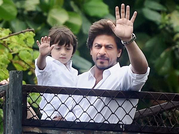 மகனுடன் பொறுப்பில்லாமல் கார் ஓட்டும் ஷாருக்கான்..!!