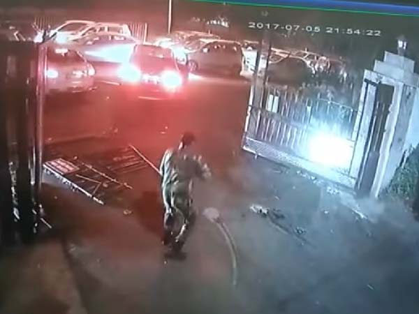 ராணுவ அதிகாரி வீட்டில் ஆடம்பர காரை திருட முயன்ற திருடன்..!!