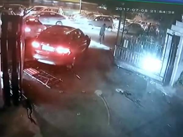 ராணுவ அதிகாரி வீட்டில் ஆடம்பர காரை திருட முயன்ற திருடன்..!!