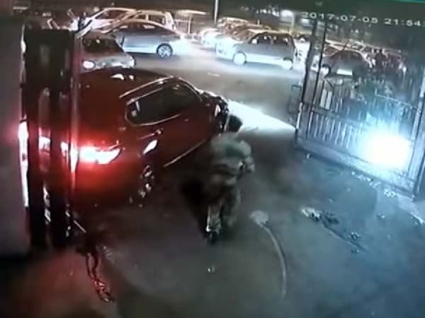 ராணுவ அதிகாரி வீட்டில் ஆடம்பர காரை திருட முயன்ற திருடன்..!!