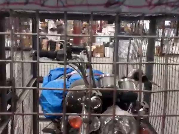 டிரான்ஸ்ஃபோர்ட்டின் போது சேதமடையும் இருசக்கர வாகனங்கள்..!!