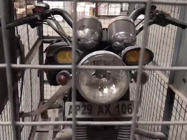 டிரான்ஸ்ஃபோர்ட்டின் போது சேதமடையும் இருசக்கர வாகனங்கள்..!!