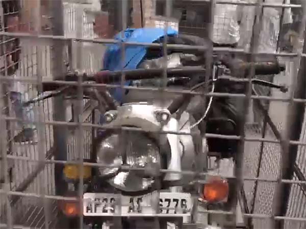 டிரான்ஸ்ஃபோர்ட்டின் போது சேதமடையும் இருசக்கர வாகனங்கள்..!!