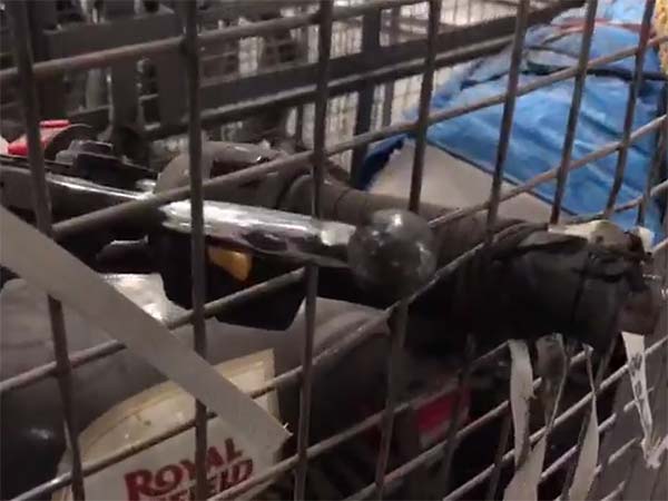 டிரான்ஸ்ஃபோர்ட்டின் போது சேதமடையும் இருசக்கர வாகனங்கள்..!!