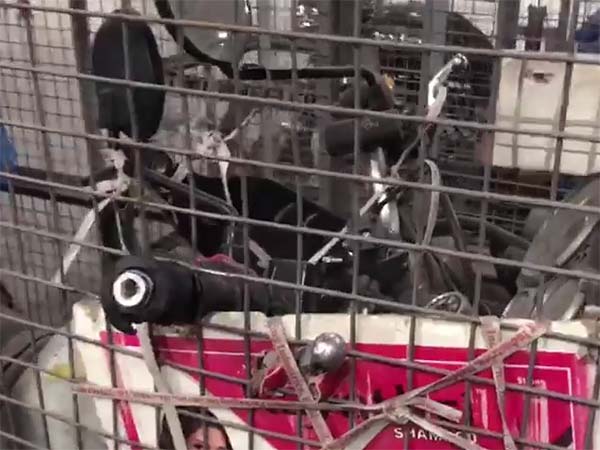 டிரான்ஸ்ஃபோர்ட்டின் போது சேதமடையும் இருசக்கர வாகனங்கள்..!!