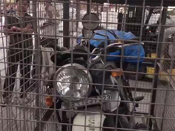 டிரான்ஸ்ஃபோர்ட்டின் போது சேதமடையும் இருசக்கர வாகனங்கள்..!!