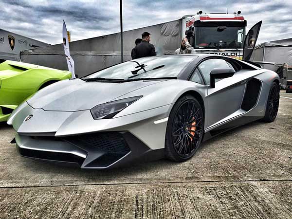 ஆடம்பர கார்களுகு ரூ.1 கோடி வரை விலை குறைப்பு: எங்கே இது..?? ஆடம்பர கார்களுகு ரூ.1 கோடி வரை விலை குறைப்பு: எங்கே இது..??